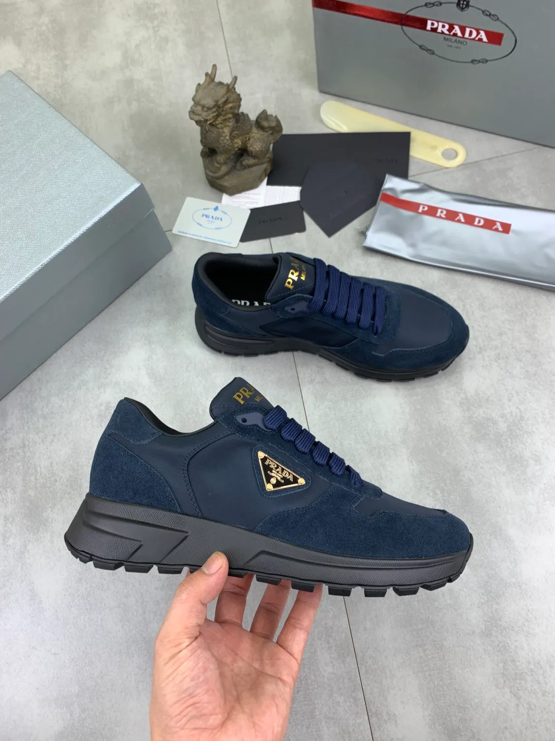 Men's shoes 💰P520 new (higher version) new PRADA (Prada) classic models are on the market at the same time, new men's shoes, 😘fabrics are selected from original imported calfskin. First layer of imported cowhide lining. The original version is awesome! 👍🏿Original open-molded non-slip PU outsole, with exquisite lines, simple and elegant, super comfortable and classy on foot, suitable for leisure travel. Code number: 38-45 (46 customized) 2️⃣ colors available